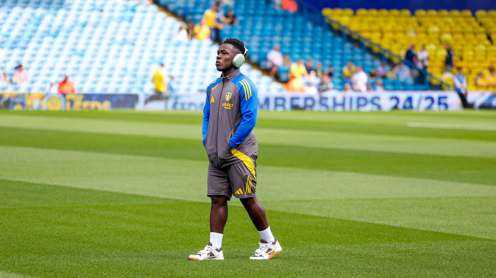 Leeds United v Valencia CF Pre-Season Friendly 03/08/2024. Leeds United forward Wilfried Gnonto (29) arrives at the grou